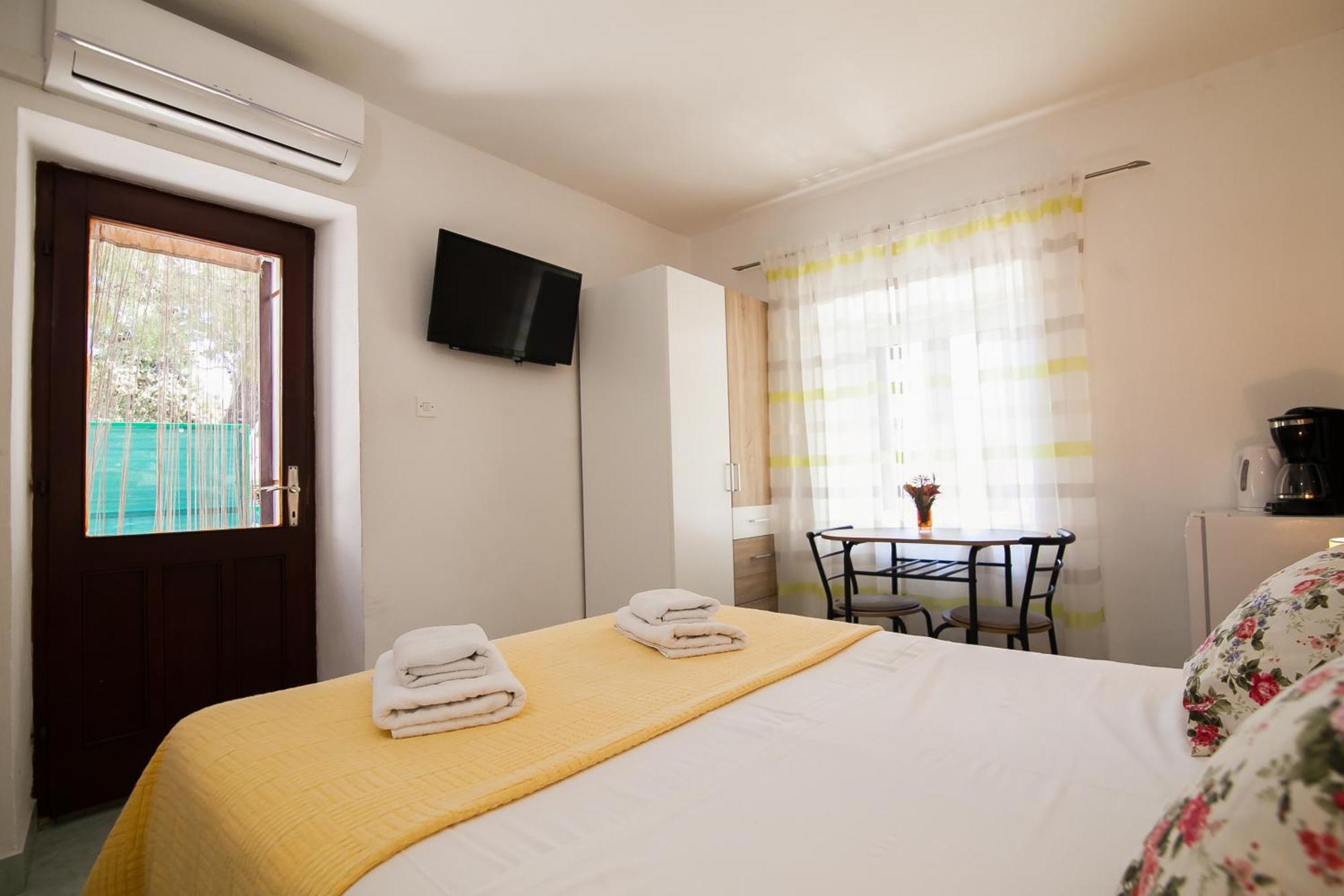 Old Town Accommodation Бол Екстер'єр фото