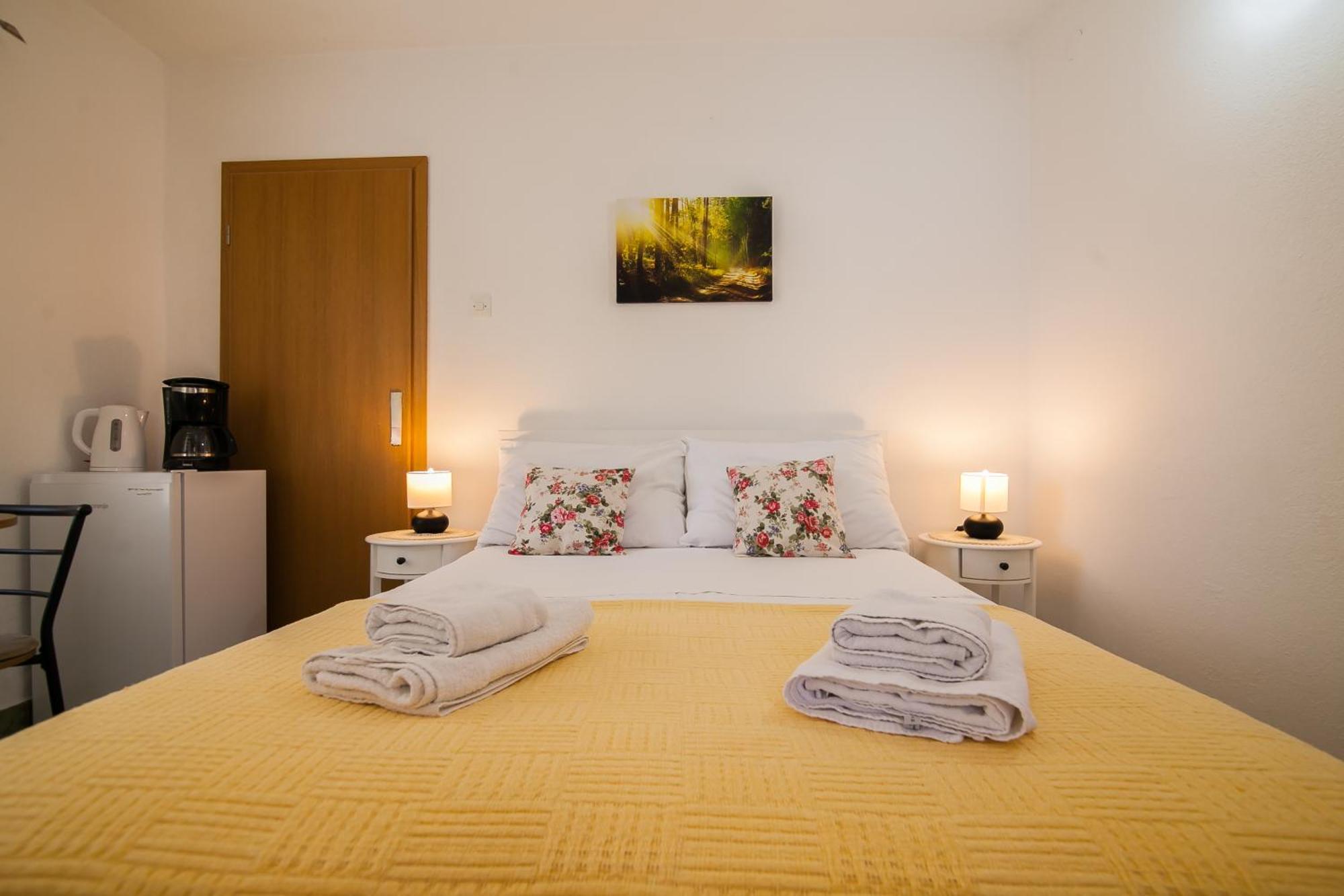 Old Town Accommodation Бол Екстер'єр фото