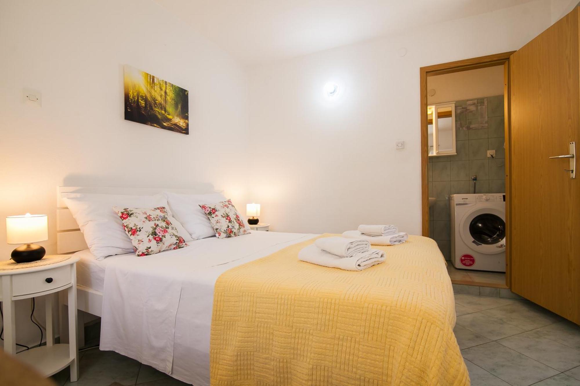 Old Town Accommodation Бол Екстер'єр фото